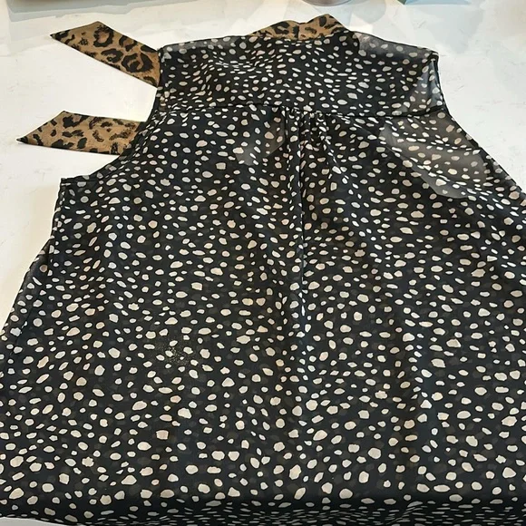 Daniel Rainn XL 100% polyester shell - EUC - with neck tie detail - Picture 5 of 6